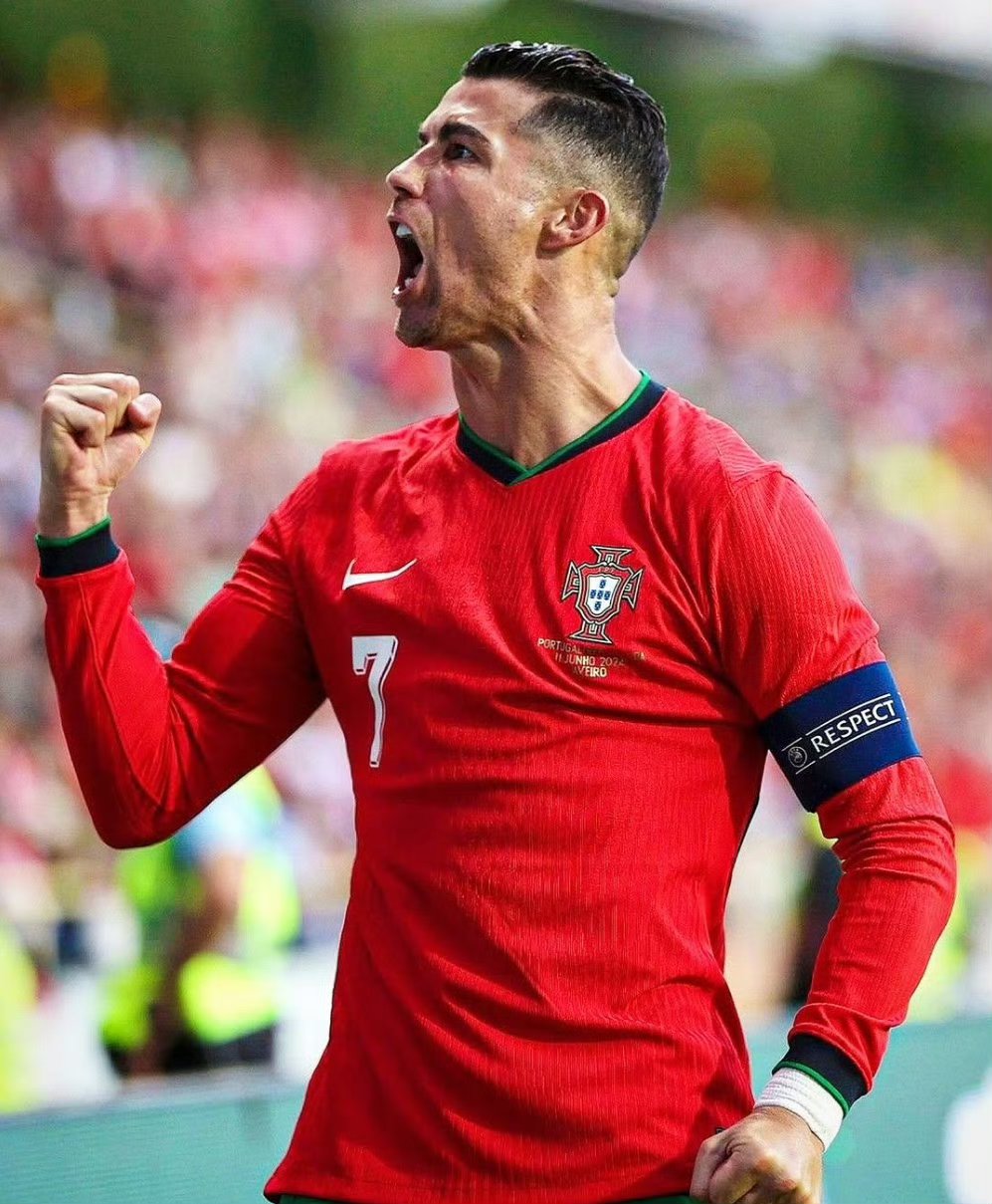 争议拉满！C罗梅开二度获生涯956球，热点图却暴露：禁区蹲坑+不回防的简单介绍  第2张